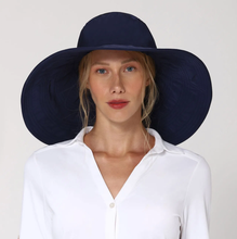 Laad de afbeelding in de Gallery-viewer, Model Front: Uv Line Floppy Hat Beverly Hills Marinho Upf50+
