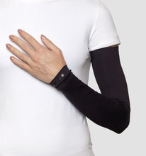 Laad de afbeelding in de Gallery-viewer, Model Front: Uv Line Glove Long Sleeve Uni Black Upf50+
