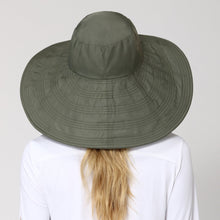 Laad de afbeelding in de Gallery-viewer, Model Back: Uv Line Floppy Hat Hat Beverly Hills I18 Fem Green Militar Upf50+
