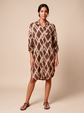 Laad de afbeelding in de Gallery-viewer, Model Front: Uv Line Shirtdress Shirtdress Ipanema Diamond Upf50+
