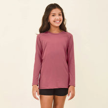 Laad de afbeelding in de Gallery-viewer, Model Front: Uv Line Rash Guard Longsleeve Uvpro Kids Malva Upf50+
