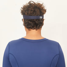 Laad de afbeelding in de Gallery-viewer, Model Back: Uv Line Visor Visor Athletic Dry Fem Navy Blue Upf50+
