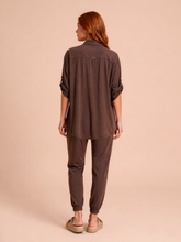 Laad de afbeelding in de Gallery-viewer, Model Back: Uv Line Shirtdress Shirt Copa Brown Upf50+
