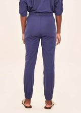 Laad de afbeelding in de Gallery-viewer, Model Back: Uv Line Beach Trousers Pants Fem Basic Navy Blue Upf50+
