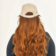 Laad de afbeelding in de Gallery-viewer, Model Back: Uv Line Caps Visor Capri Colors Nac Fem Sand Black Upf50+

