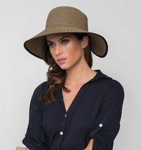 Laad de afbeelding in de Gallery-viewer, Model Front: Uv Line Floppy Hat Hat Santorini Imp Fem Mescla Upf50+
