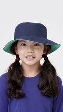 Laad de afbeelding in de Gallery-viewer, Model Front: Uv Line Floppy Hat Hat California Inf Navy Blue Lagoa Upf50+
