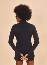 Laad de afbeelding in de Gallery-viewer, Model Back: Uv Line Rash Guard Jacket Fem New Fit Black Upf50+
