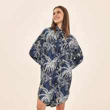 Laad de afbeelding in de Gallery-viewer, Model Front: Uv Line Shirtdress Shirtdress Ipanema Coqueiros Marinho Upf50+
