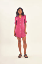 Laad de afbeelding in de Gallery-viewer, Model Front: Uv Line Shirtdress Shirtdress Copenhagen Fem Fucsia Upf50+
