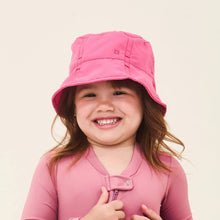 Laad de afbeelding in de Gallery-viewer, Model Front: Uv Line Bucket Hat Hat Napoli Basic Kids Nac Inf Pink Upf50+
