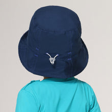 Laad de afbeelding in de Gallery-viewer, Model Back: Uv Line Bucket Hat Hat Napoli Basic Kids Nac Inf Navy Blue Upf50+
