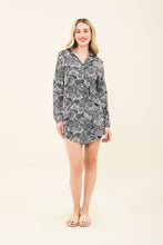 Laad de afbeelding in de Gallery-viewer, Model Front: Uv Line Shirtdress Shirtdress Dalia Marinho Upf50+
