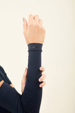 Laad de afbeelding in de Gallery-viewer, Model Front: Uv Line Glove Sun-Protection Sleeve Navy Upf50+
