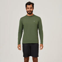 Laad de afbeelding in de Gallery-viewer, Model Front: Uv Line Rash Guard Longsleeve Uvpro Green Militar Upf50+
