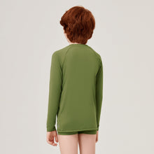 Laad de afbeelding in de Gallery-viewer, Model Back: Uv Line Rash Guard Longsleeve Uvrpo Inf Verde Militar Upf50+
