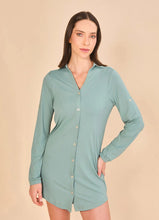Laad de afbeelding in de Gallery-viewer, Model Front: Uv Line Shirtdress Shirtdress Copenhagen Water Green Upf50+
