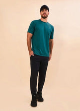 Laad de afbeelding in de Gallery-viewer, Model Front: Uv Line T-Shirt For Men T-Shirt New Fit Masc Petroleo Upf50+
