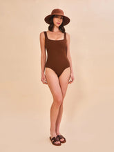 Laad de afbeelding in de Gallery-viewer, Model Front: Uv Line Floppy Hat Lyon Conhaque Upf50+
