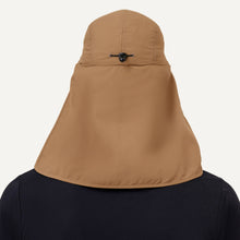Laad de afbeelding in de Gallery-viewer, Model Back: Uv Line Flap Hat Cap Leg Atacama 2021 Masc Kaki Upf50+
