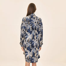 Laad de afbeelding in de Gallery-viewer, Model Back: Uv Line Shirtdress Shirtdress Ipanema Coqueiros Marinho Upf50+
