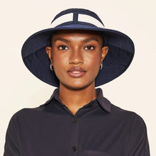 Laad de afbeelding in de Gallery-viewer, Model Front: Uv Line Floppy Hat Hat Paris Ville L Fem Blue White Upf50+
