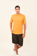 Laad de afbeelding in de Gallery-viewer, Model Front: Uv Line T-Shirt For Men T-Shirt Uvpro Masc Orange Upf50+
