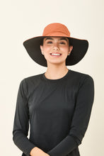 Laad de afbeelding in de Gallery-viewer, Model Front: Uv Line Floppy Hat San Diego Preto Caramelo Upf50+

