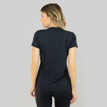 Laad de afbeelding in de Gallery-viewer, Model Back: Uv Line Fitness Top Sport Fit Fem Preto Upf50+
