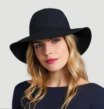 Laad de afbeelding in de Gallery-viewer, Model Front: Uv Line Floppy Hat San Remo Preto
