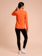Laad de afbeelding in de Gallery-viewer, Model Back: Uv Line Rash Guard Longsleeve Uvpro Fem Pitanga Upf50+
