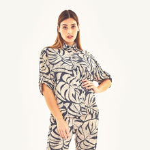 Laad de afbeelding in de Gallery-viewer, Model Front: Uv Line Beach Top Shirt Copa Costela Off White Upf50+
