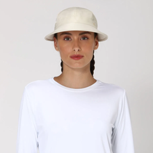 Laad de afbeelding in de Gallery-viewer, Model Front: Uv Line Caps Visor Nice Fem Sand Upf50+
