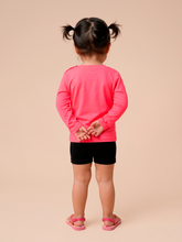 Laad de afbeelding in de Gallery-viewer, Model Back: Uv Line Rash Guard Longsleeve Baby Pink Fluor Upf50+
