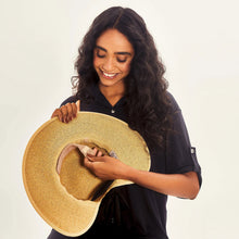 Laad de afbeelding in de Gallery-viewer, Image 05: Uv Line Floppy Hat Hat Santorini Imp Fem Wheat Upf50+
