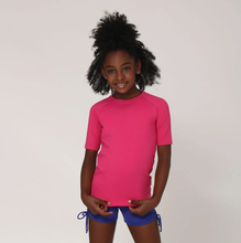 Laad de afbeelding in de Gallery-viewer, Model Front: Uv Line Rash Guard Camiseta Kids Uvpro Mc Pink Upf50+

