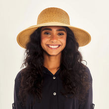 Laad de afbeelding in de Gallery-viewer, Model Front: Uv Line Floppy Hat Hat Santorini Imp Fem Wheat Upf50+
