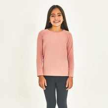 Laad de afbeelding in de Gallery-viewer, Model Front: Uv Line Rash Guard Longsleeve Uprpo Inf Rose Upf50+
