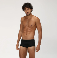 Laad de afbeelding in de Gallery-viewer, Model Front: Uv Line Sunga / Boxer Swim Trunks Masc Black Upf50+
