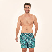 Laad de afbeelding in de Gallery-viewer, Model Front: Uv Line Swim Shorts Short Acqua Coqueiros Turquesa Upf50+
