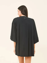 Laad de afbeelding in de Gallery-viewer, Model Back: Uv Line Kaftans / Cover Ups Kimono Color Black Upf50+
