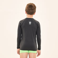 Laad de afbeelding in de Gallery-viewer, Model Back: Uv Line Rash Guard Acqua Qr Code Preto Upf50+
