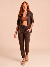 Laad de afbeelding in de Gallery-viewer, Model Front: Uv Line Shirtdress Shirt Copa Brown Upf50+
