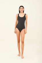 Laad de afbeelding in de Gallery-viewer, Model Front: Uv Line One-Piece Maio Swim Textura Preto Upf50+

