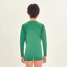 Laad de afbeelding in de Gallery-viewer, Model Back: Uv Line Rash Guard Longsleeve Uvpro Kids Verde Brasil Upf50+
