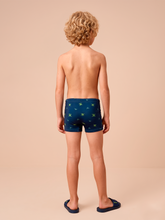 Laad de afbeelding in de Gallery-viewer, Model Back: Uv Line Boy's Swimwear Swim Trunks Kids Pirates Fun Upf50+
