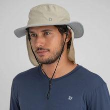 Laad de afbeelding in de Gallery-viewer, Model Front: Uv Line Flap Hat Chapeu Kansas Nac Areia/Cinza
