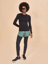 Laad de afbeelding in de Gallery-viewer, Model Front: Uv Line Rash Guard Longsleeve Fem Skin Infratherm Preto Upf50+
