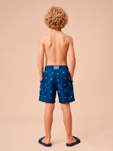 Laad de afbeelding in de Gallery-viewer, Model Back: Uv Line Boy's Swimwear Shorts Acqua Kids Pirates Fun Upf50+
