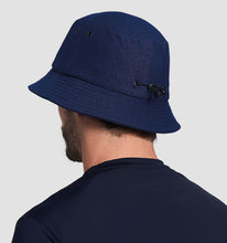 Laad de afbeelding in de Gallery-viewer, Model Back: Uv Line Bucket Hat Hat Toronto Colors Masc Navy Blue Upf50+
